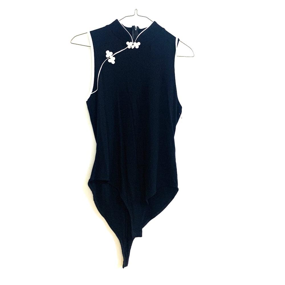 Black rubbed body suit! With little flower detail!